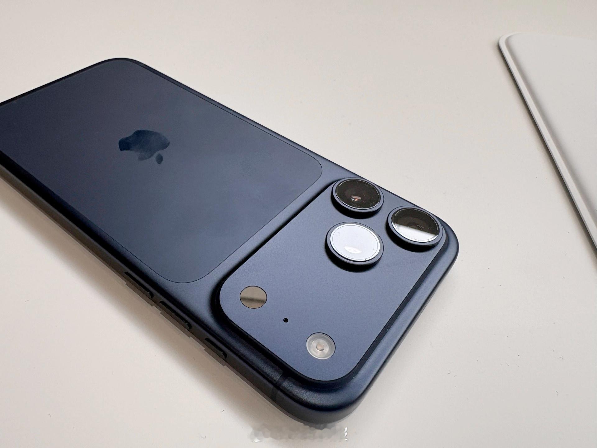 机构预测苹果明年将售出2.43亿部iPhone，若可折叠iPhone和AI功能激