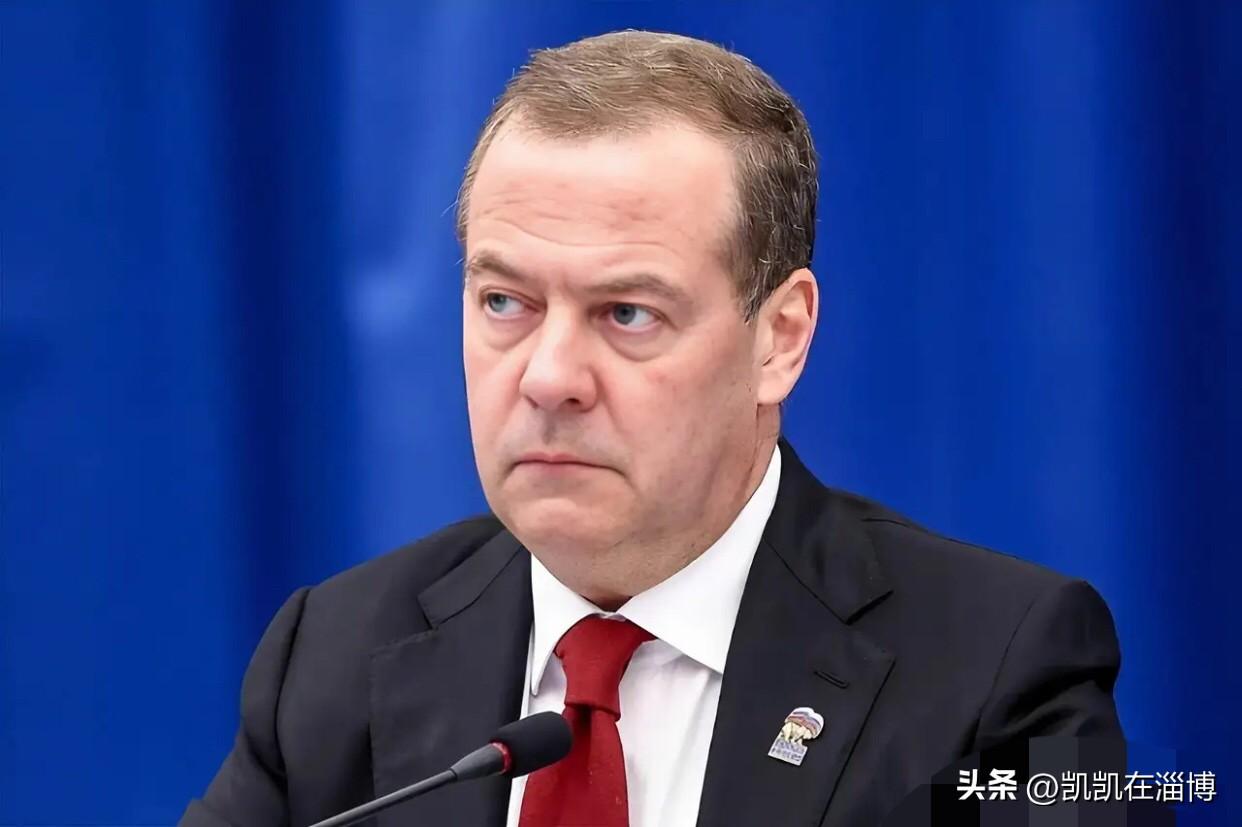 梅德韦杰夫不愧是俄罗斯硬汉，这次乌军袭击了俄罗斯的学校后，梅德韦杰夫也是十分生气