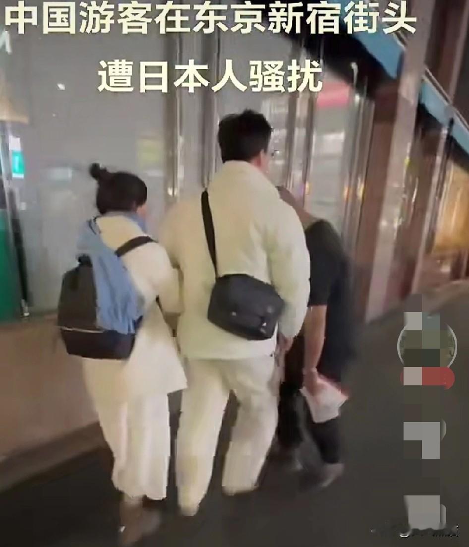 必须要听指挥，否则就和这对小情侣的遭遇一样，这个时候还去日本旅游，被几个日本人故