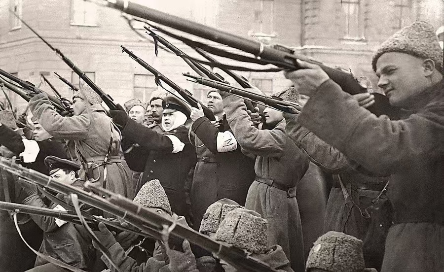 🔥1917年10月21日，彼得格勒卫戍部队转而效忠布尔什维克的军事革命委员会玻