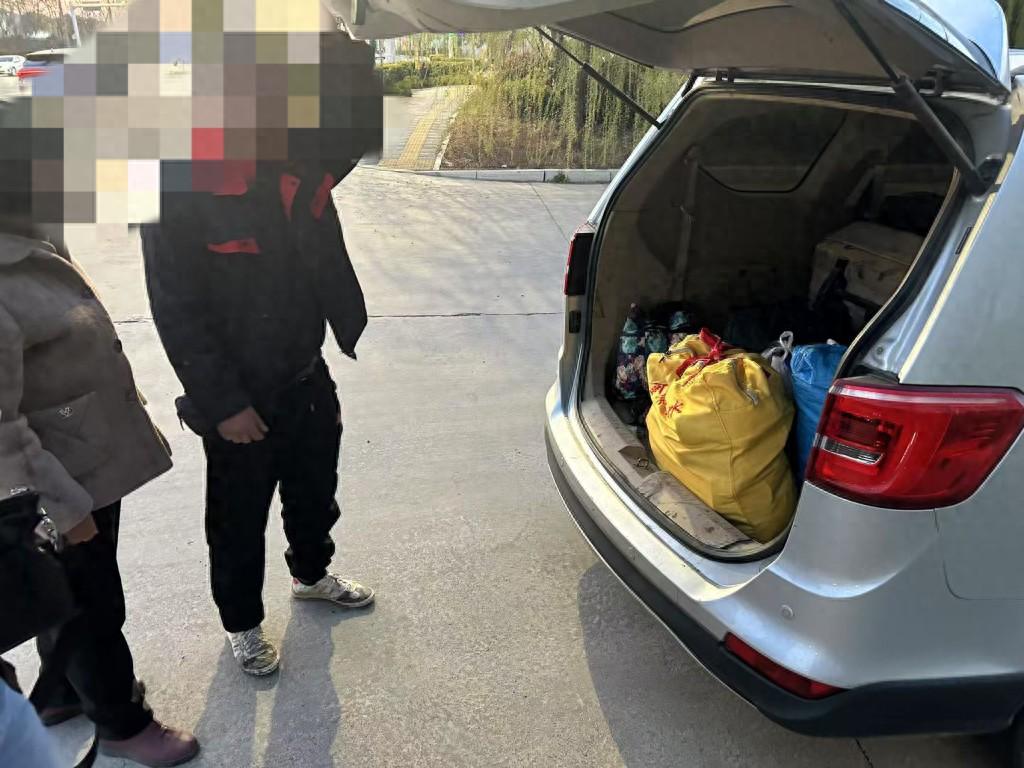“离了个大谱！”4月5日，山东潍坊，一60岁老人乘坐大客车，中途经过潍坊高密服务
