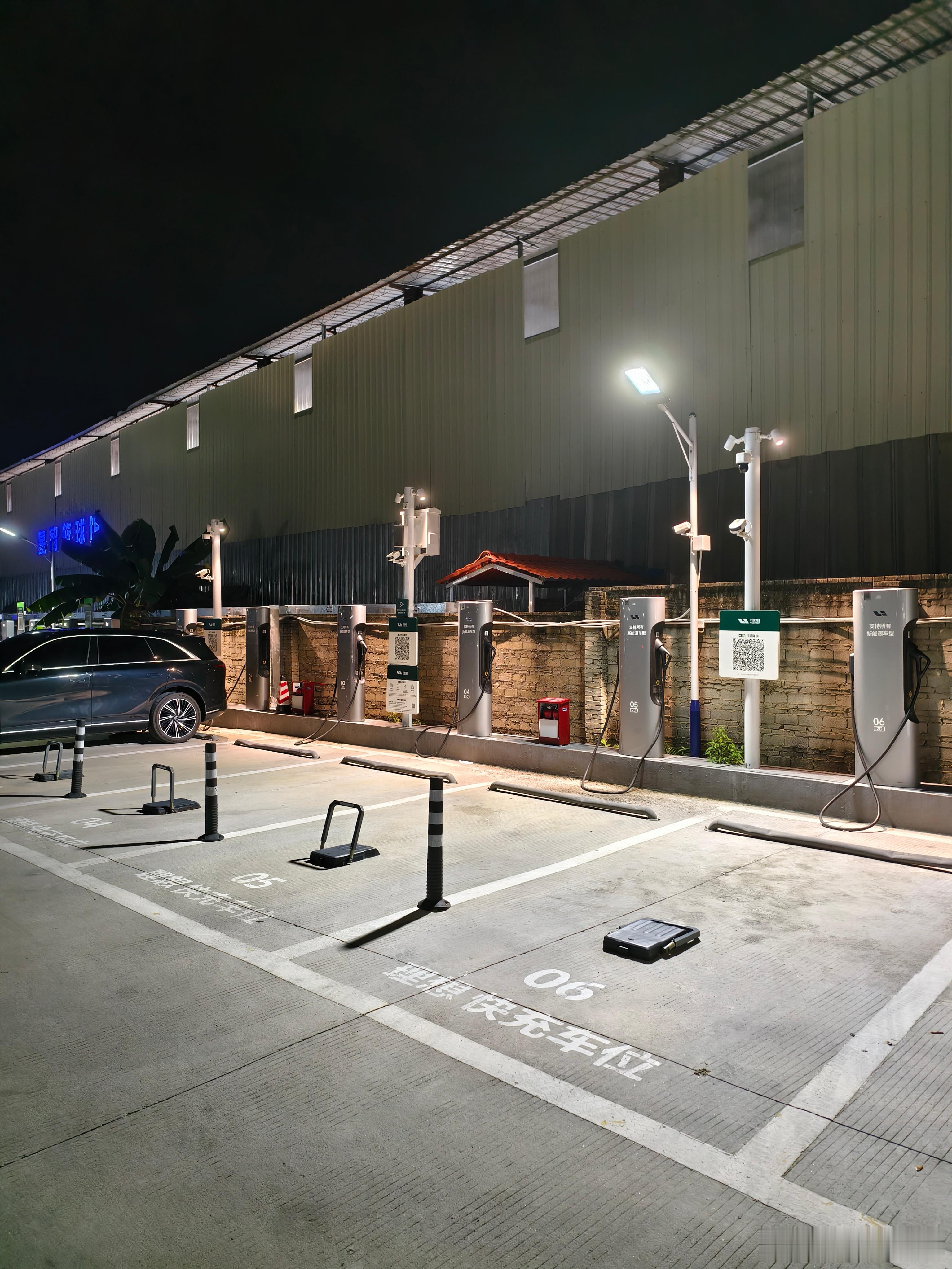 新能源汽车﻿小鹏汽车[超话]理想汽车小鹏g7 小鹏，你多跟理想大哥学学吧，看看人