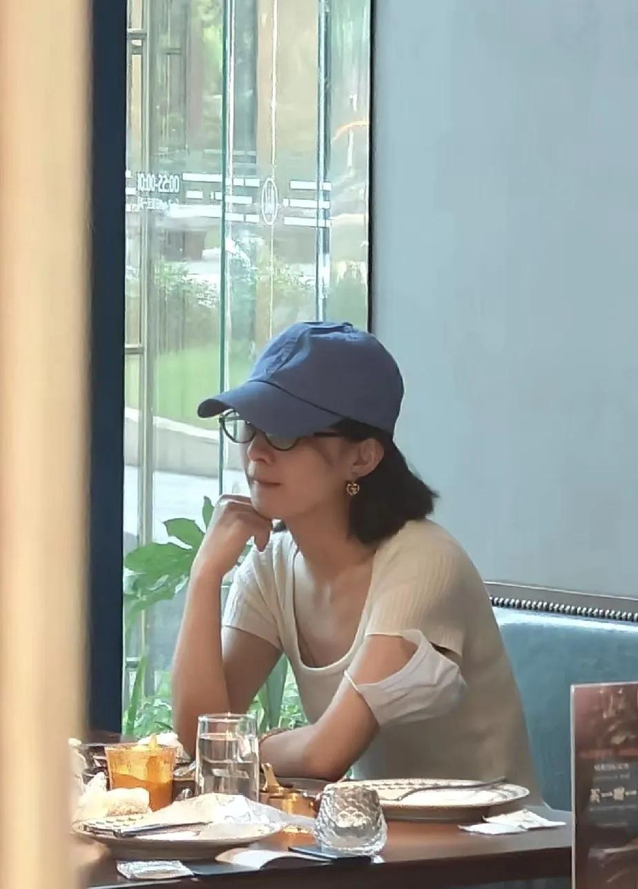 真的很喜欢她私下的状态，
平常的普通的感觉，
但是永远看不腻，
比在红毯上悠闲自
