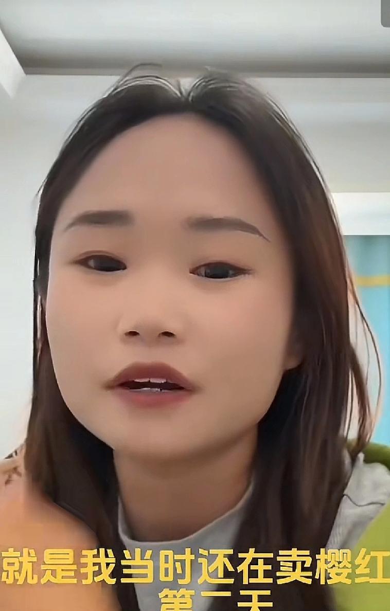 “离婚才5个月，客服肚子已经6个月。
”二娃昨晚低头开播，一句“对不起”没说完