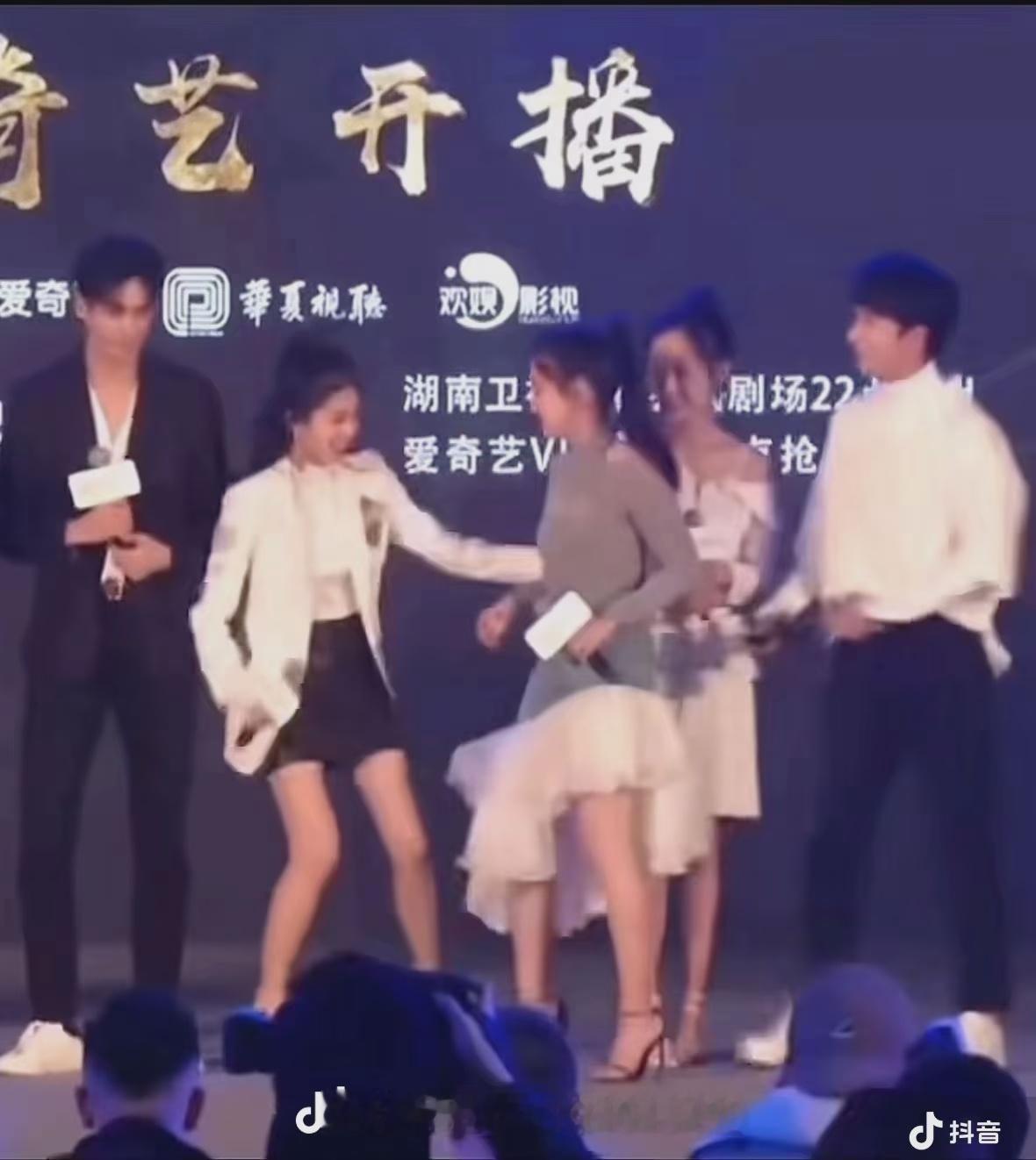 赵露思当年完全是被推到c位的啊... 