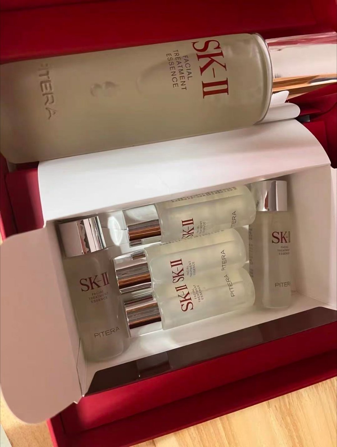 混油用滋润型粉底容易腻，搭配 sk2 神仙水，肤感和妆感都刚好，正值 618 大