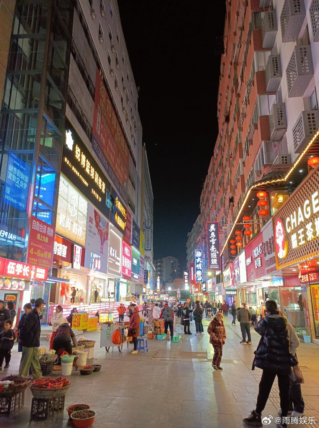 很久没逛步行街了，感受到了久违的人海，真的很热闹。[咖啡][咖啡][咖啡] ​​