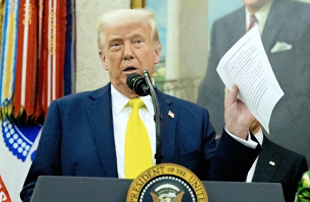 特朗普承诺的那2000美元红包没半点指望了！美国最高法院一句话，直接把老百姓盼了