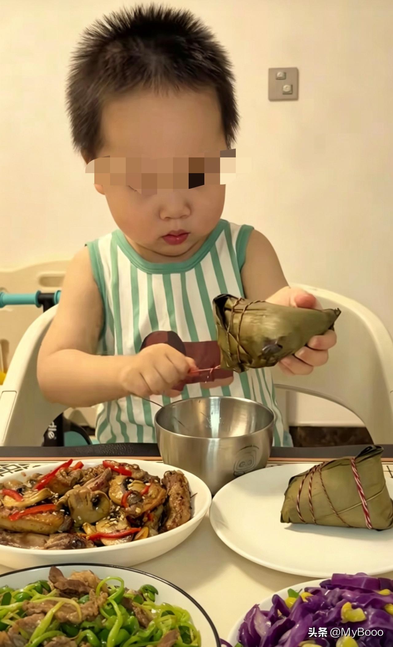 又一个父母坑孩子的。 

网红账号“童乐米”，一个实际只有两周多岁的孩子，因长期