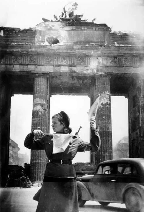 #岁月留影# 1945年，俄罗斯士兵在柏林的勃兰登堡门指挥交通。
博里斯·普什金