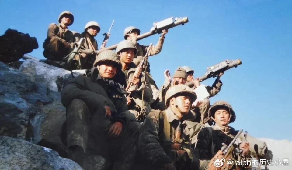 1999年5月卡吉尔战争期间，印度陆军廓尔喀部队士兵手持缴获的巴基斯坦毒刺导弹合