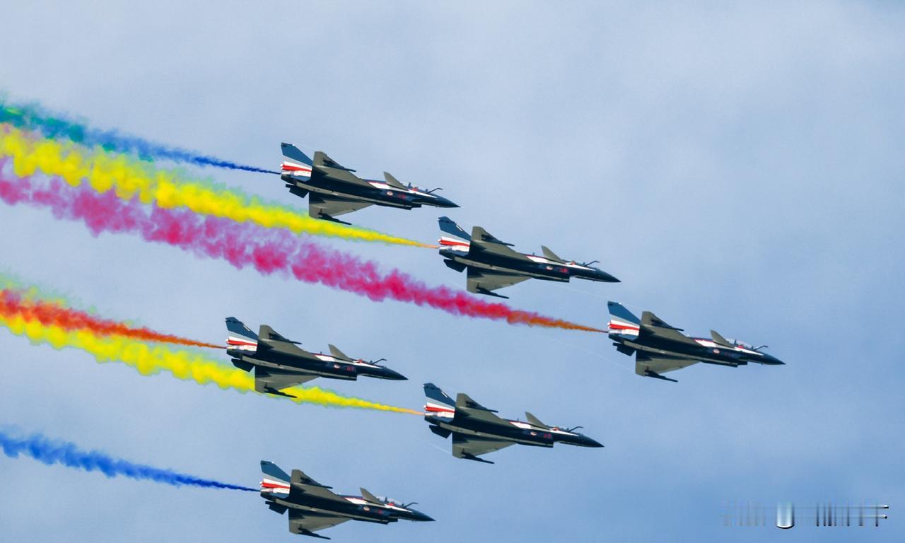 歼10：给全世界一点颜色瞧瞧，2025年长春航空展上，十爷又重操旧业拉起了烟，不