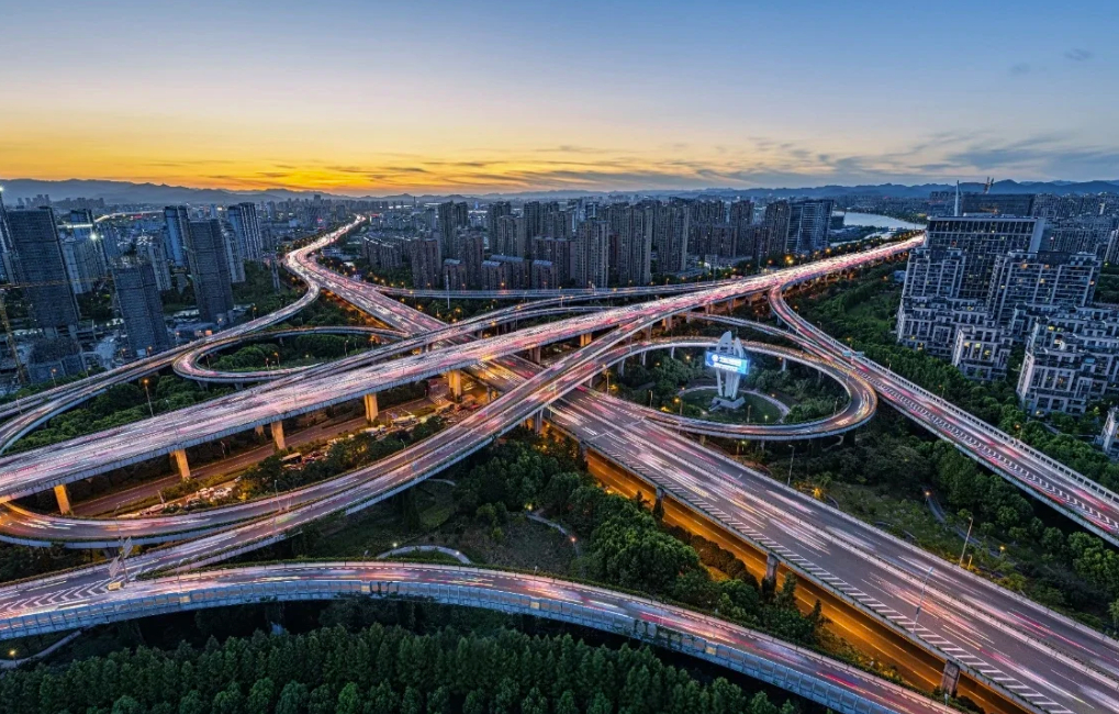 中国交通基建再创里程碑！国家综合立体交通网里程突破600万公里，“6轴7廊8通道