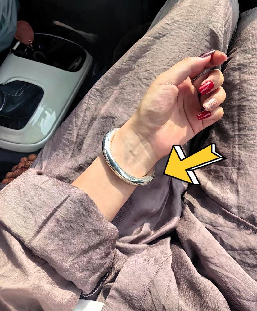 跨年夜逛街，商场银饰柜台全是人人人！
本以为大家是冲着银价10元/克捡便宜，凑近