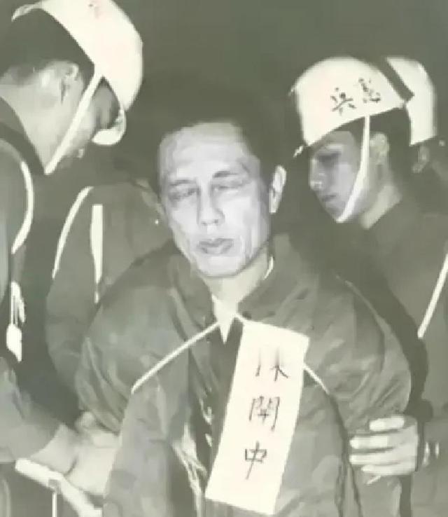 金门战役后，一个叫陈利华的团政委在金门海面风浪里失散，被押到台湾，在营里装普通兵