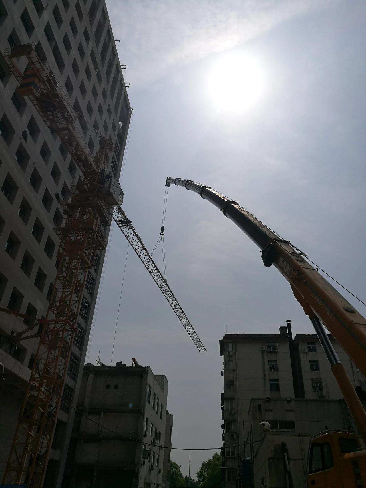 绝对不能违章作业，谁指挥也不行，这个指挥的人就是瞎胡闹，找老板，老板不就是想赚钱