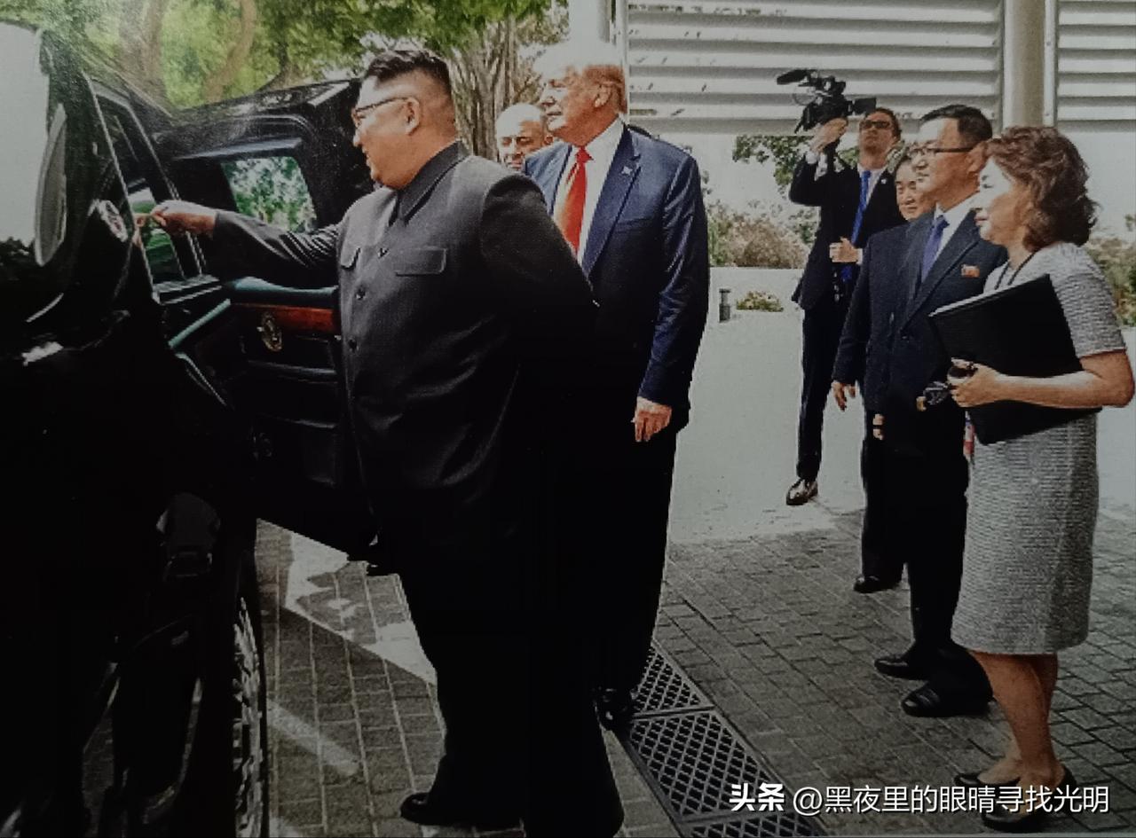 看，特爱摆谱的特朗普，正向朝鲜领导人金正恩显摆他的座驾呢！

2018年6月12