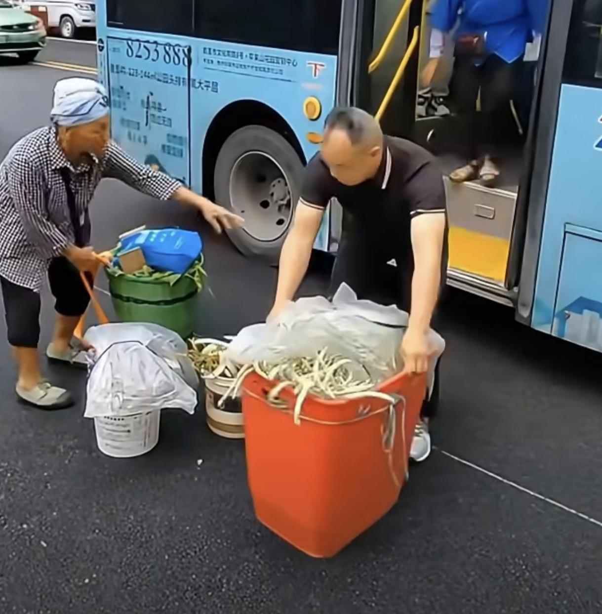 公交车的作用
本来就是方便穷人，
所以司机师傅是高尚的人， 司机真的非常的好，乐