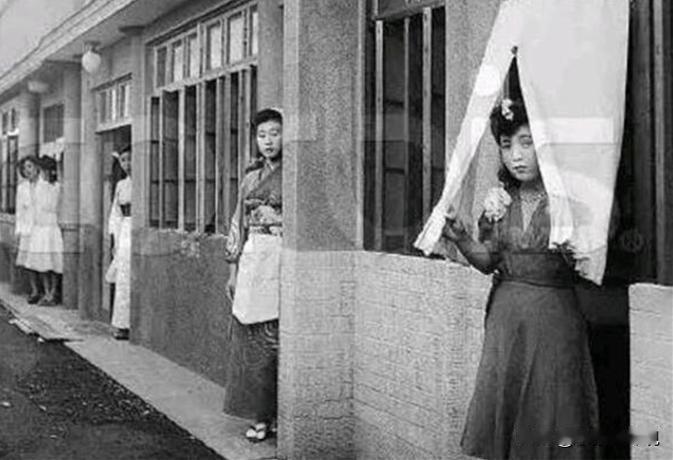 1941年，十几名衣衫不整的中国女人、被日本兵粗暴地按在冰冷的板凳上，绑住手脚之