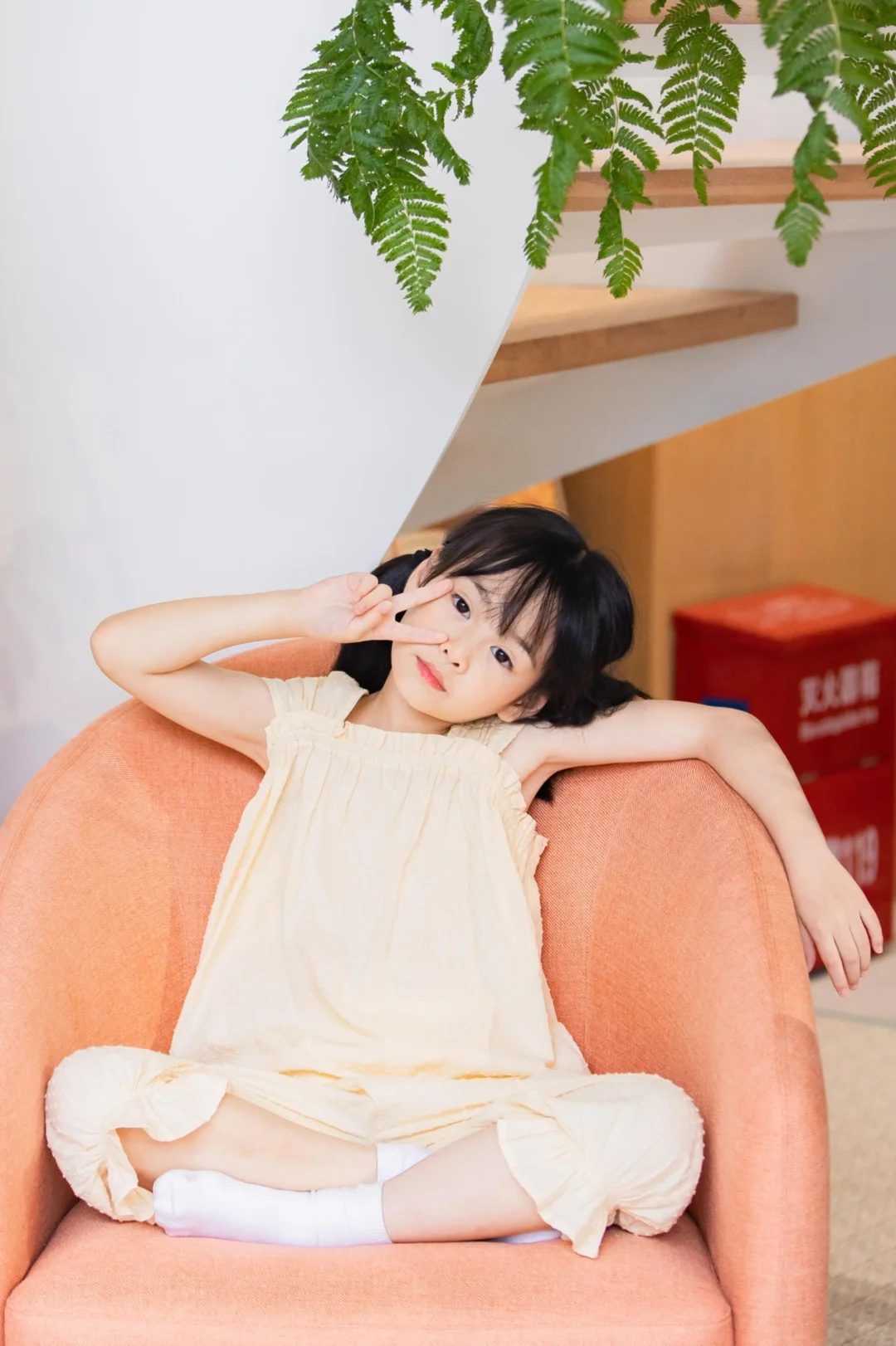 还是个孩子啊，就找到了葛优躺的快乐～～