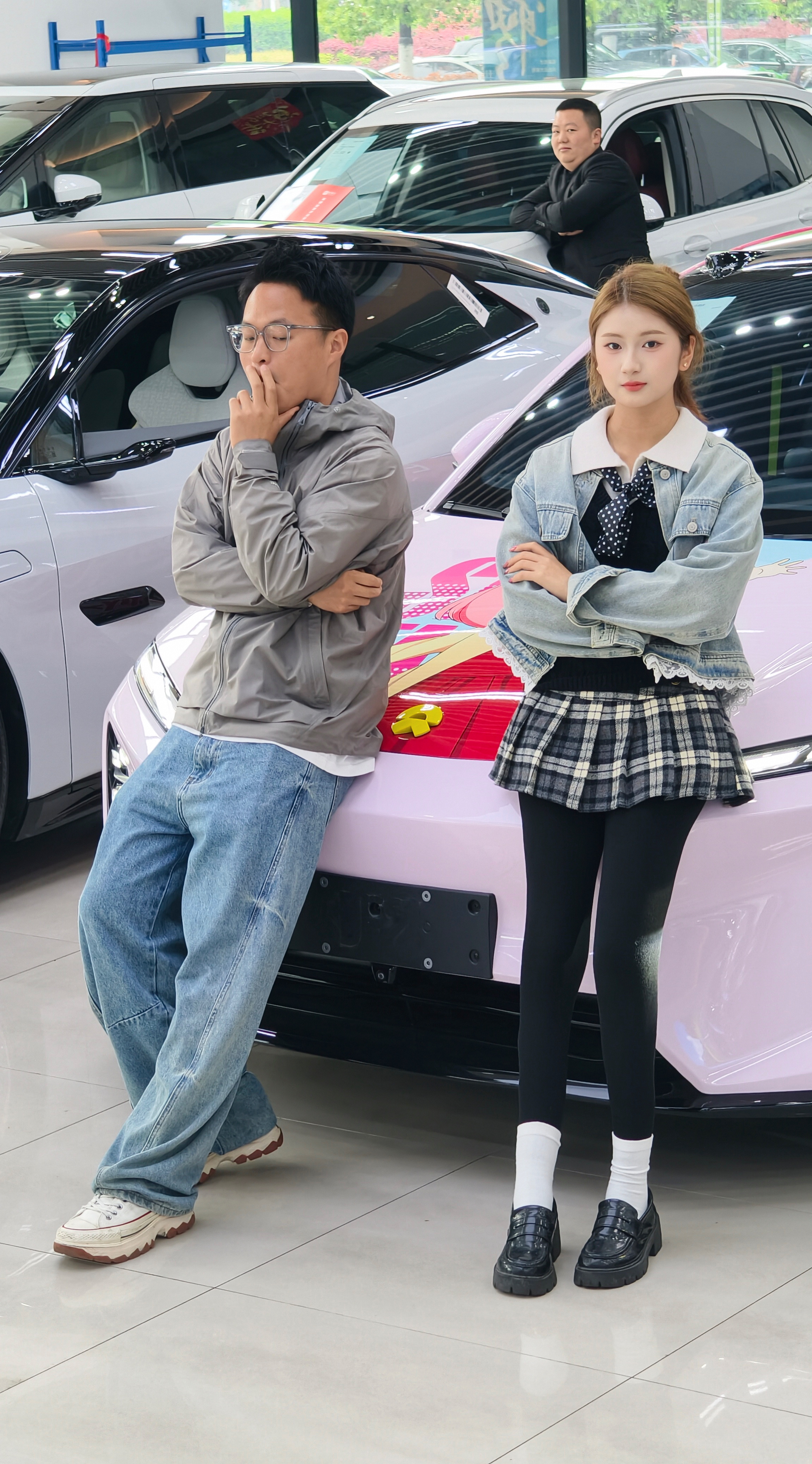 跟大家介绍下，新同事，巧巧目前在销售实习阶段，如果第一个月没有超过三台销量就要离