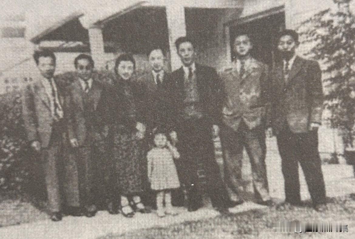 1943年，钱学森（居中）与他在帕萨迪纳的朋友们合影。
右数第三人是周培源，当时