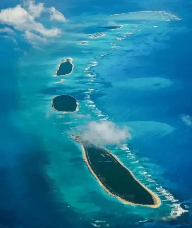 中国为何不直接收回被占领的全部南沙岛礁？

在海南地区分布着非常多的岛屿，但是这