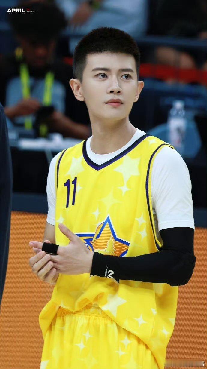 任嘉伦NBA最佳全能艺人奖. 看任嘉伦征战NBA聚星赛！打球、解说样样行，追星合