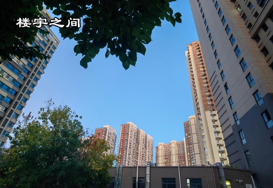 《楼宇之间》：2026年9月28日，拍摄于承德市双桥区。
