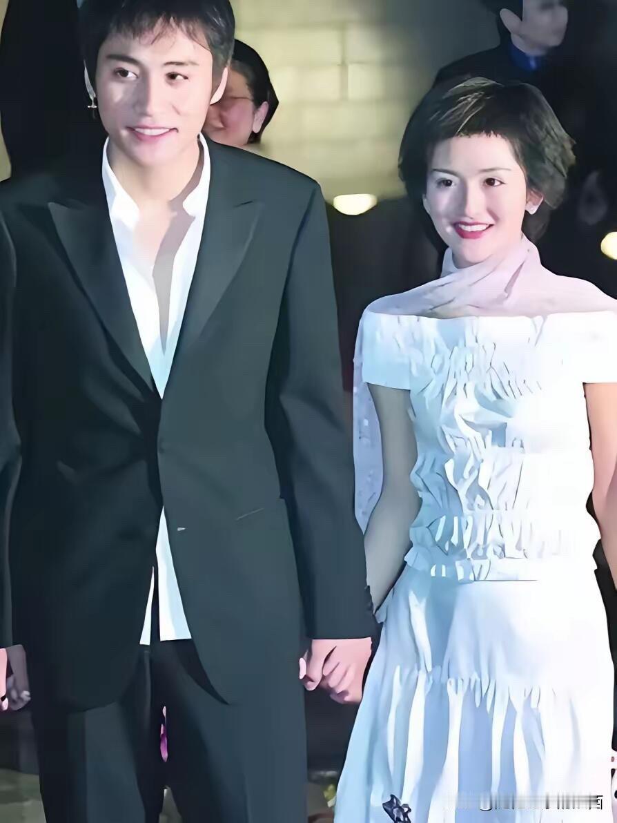 早些年没有开滤镜的明星们，这真实的颜值你可以打多少分呢？左边的是演员刘烨，年轻时