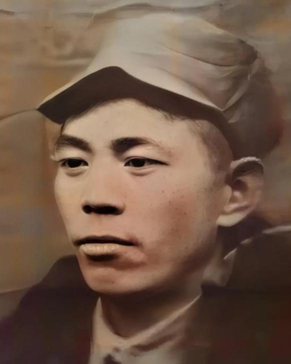 一天晚上，八路军团长身上瘙痒难耐，他把衣服脱下，警卫员接过来后，生了一堆火，准备