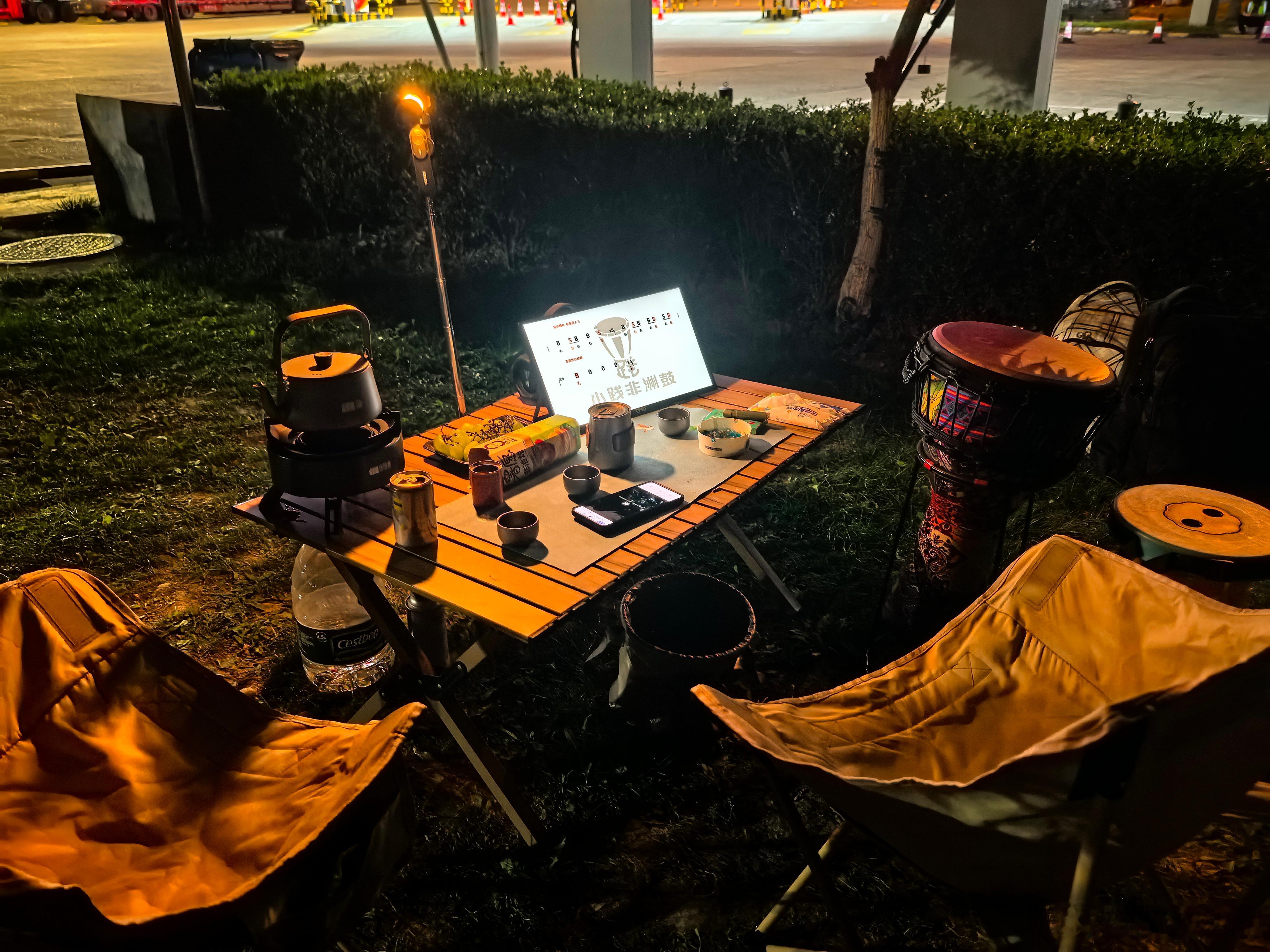 玩了一下午，直到现在。再坐会儿，然后回房子。 