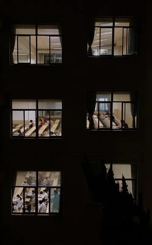 晚自习则能让我静下心来认真完成作业、复习当天所学内容。碰到不懂的题目，还能向同学