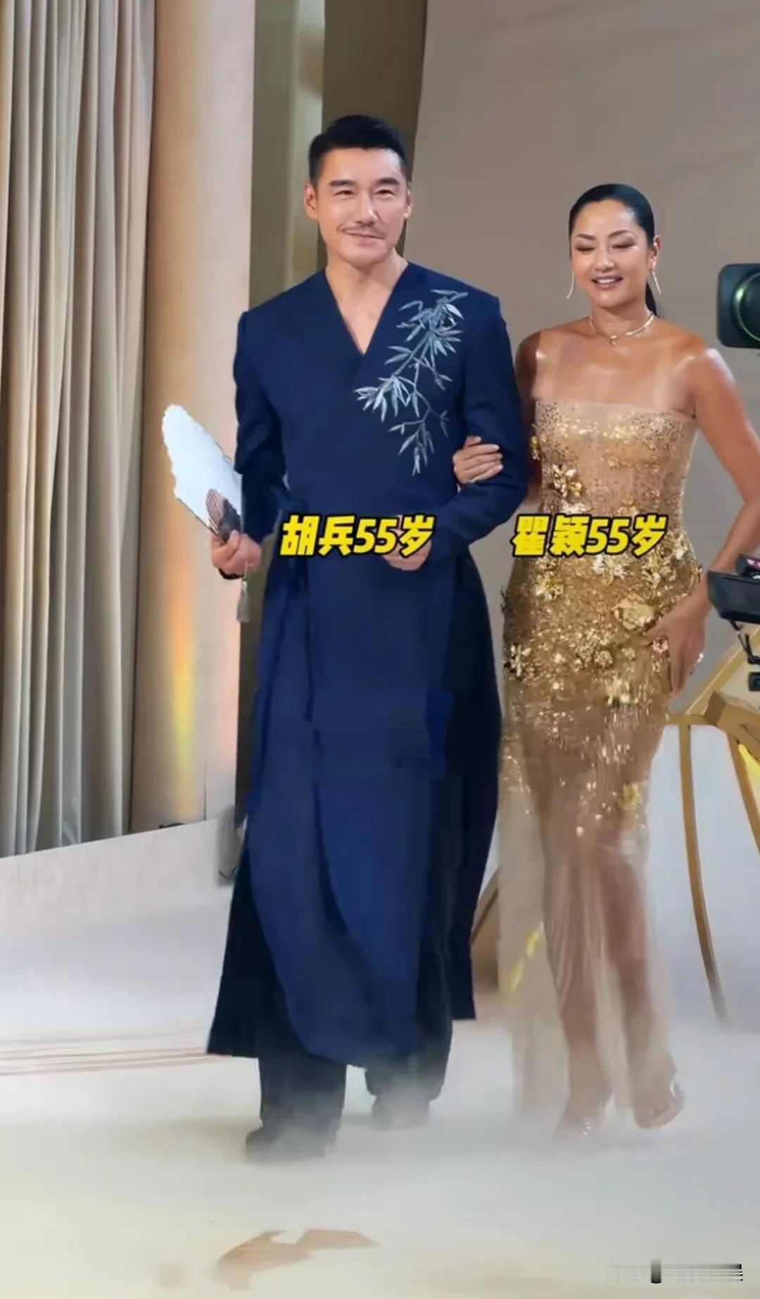 胡兵和瞿颖两人一起出席活动，感觉有他们的地方，就是顶级T台！
俩人一中一西，胡兵