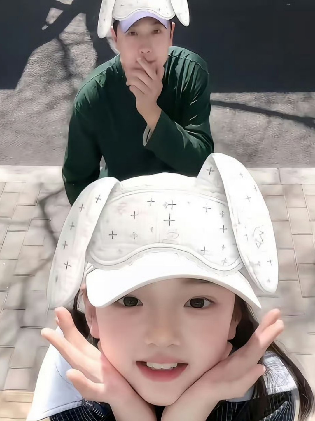 小酒窝和爸爸逛面包节 退圈后的高云翔连名字都不配有了，和女儿小酒窝逛面包节都只能