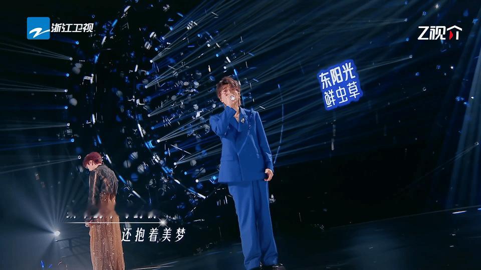 王铮亮光泽一起中毒 王铮亮唱《中毒》像是在用声音讲故事，铺垫、拉扯、爆发都安排得