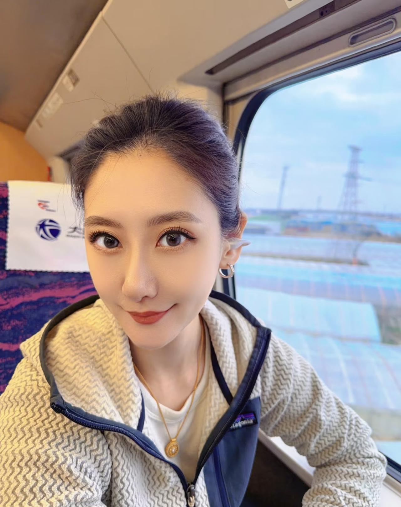 收到前任的微信，心里还是会咯噔一下。

上周我就碰上了。分手两年多没联系的人，突