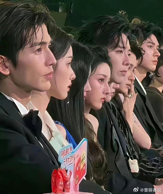 同框坐一排，才看懂鼻子对颜值有多关键我刷到这张活动台下的同框生图，一眼就被震撼到