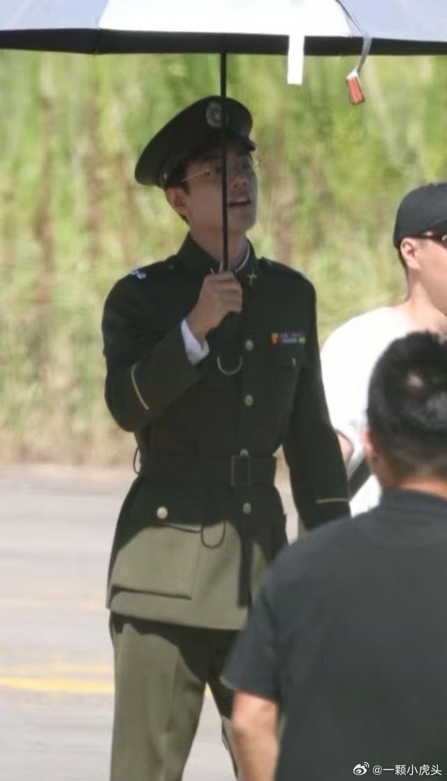 这是肖战谍报上不封顶的军装新路透吗？哇哦[流鼻血]这脸这腰… ​​​