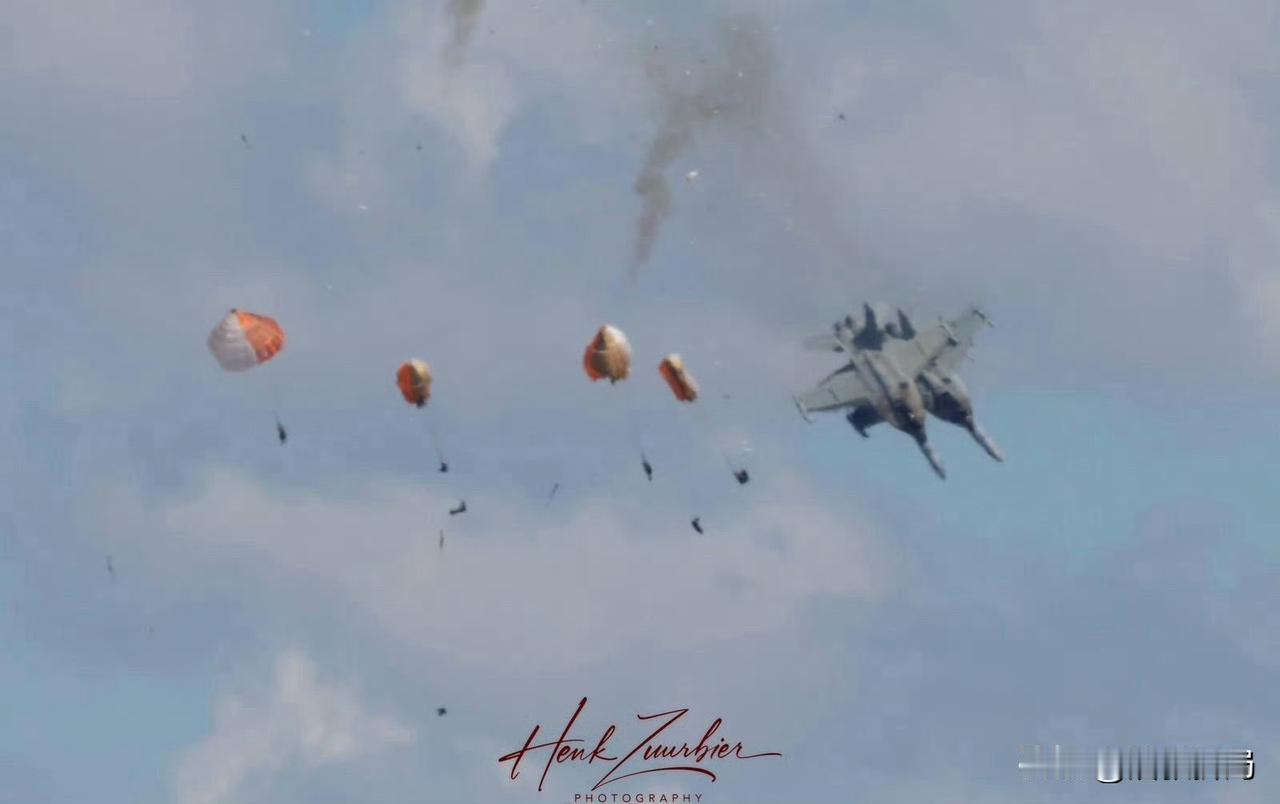 用EA-18G 咆哮者来航展上表演就够唐的了，它们飞起来和普通F-18有什么区别