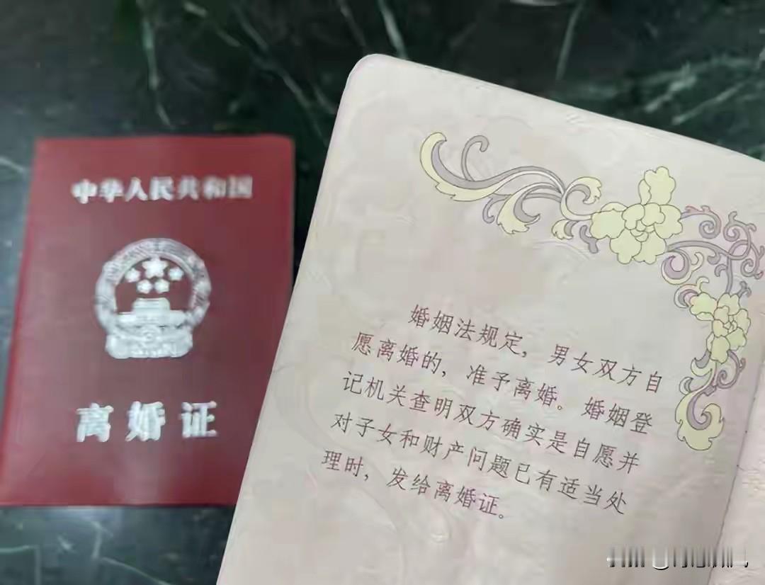 男人和女人谁更害怕离婚，这还真不好一概而论。
有些女人害怕离婚，因为在经济上可能