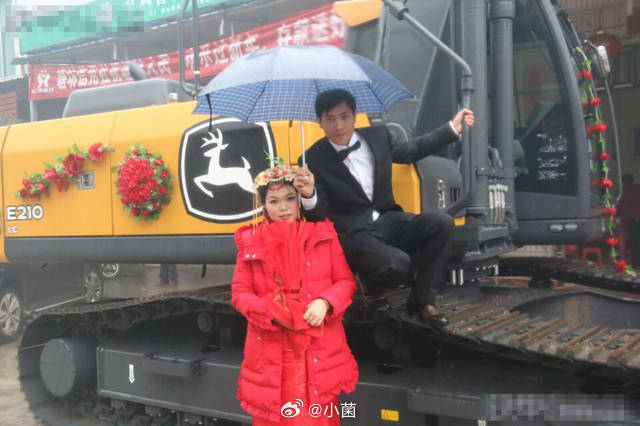 挖机小伙全国游老婆准了1年假开着挖机游全国博主收入曝光开着挖机游全国博主回应公益