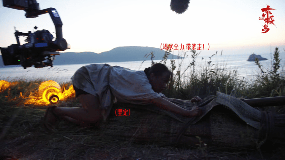 倪妮拍爆发戏吼到力竭 幕后镜头里她青筋暴起，嘶吼到力竭的样子太有冲击力了！每一声