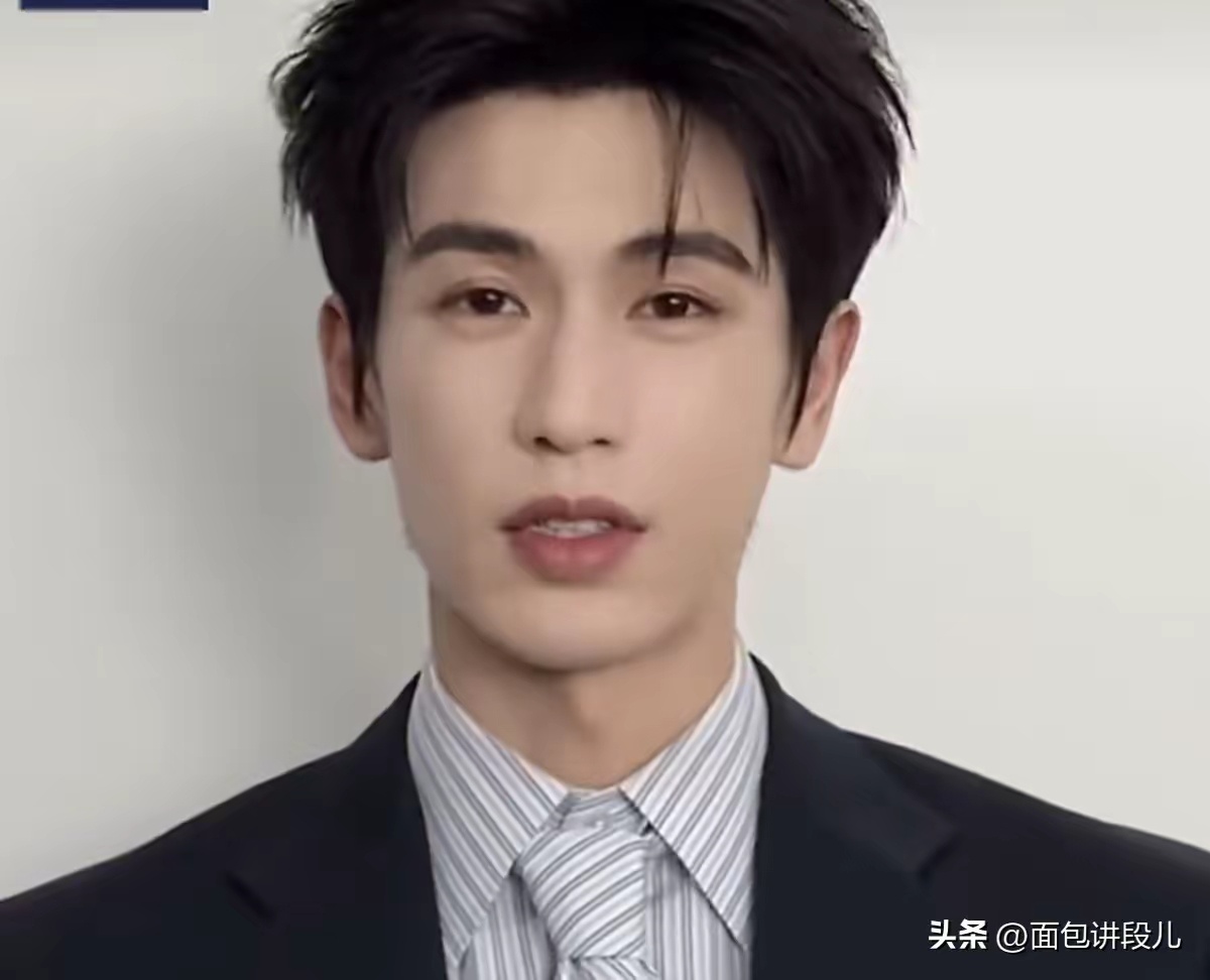 6月28日中午，演员张凌赫冲上热搜，这次不是因为有新的作品，而是因为在央视新闻发