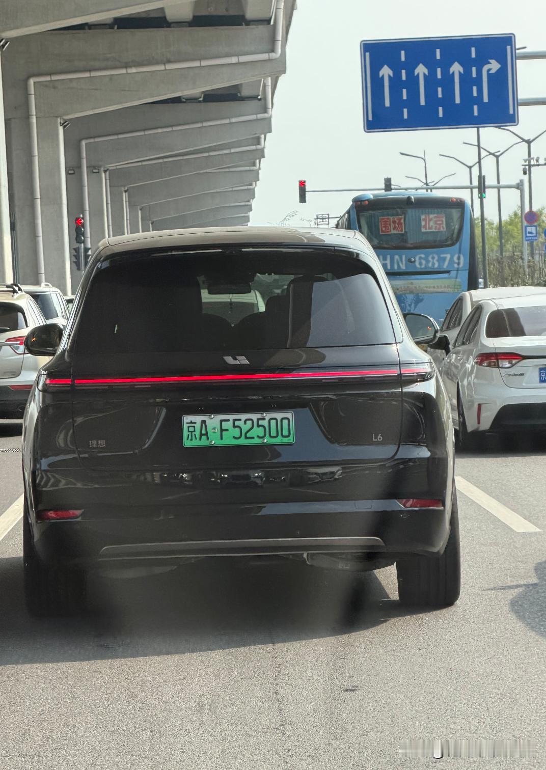 前车大哥真低调 L9贴L6
我开的轻客
我说这L6怎么跟我这货车一样高呢
仔细一