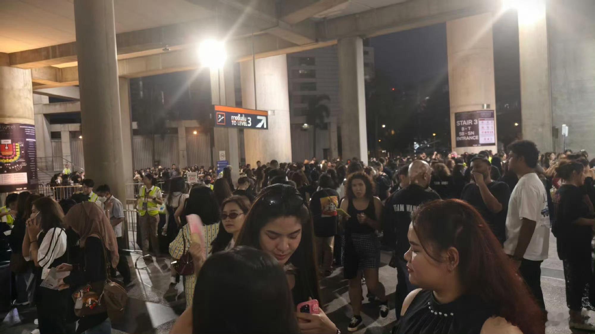 王嘉尔这泰国演唱会的阵仗，比泼水节还夸张！人山人海的密度，彻底把