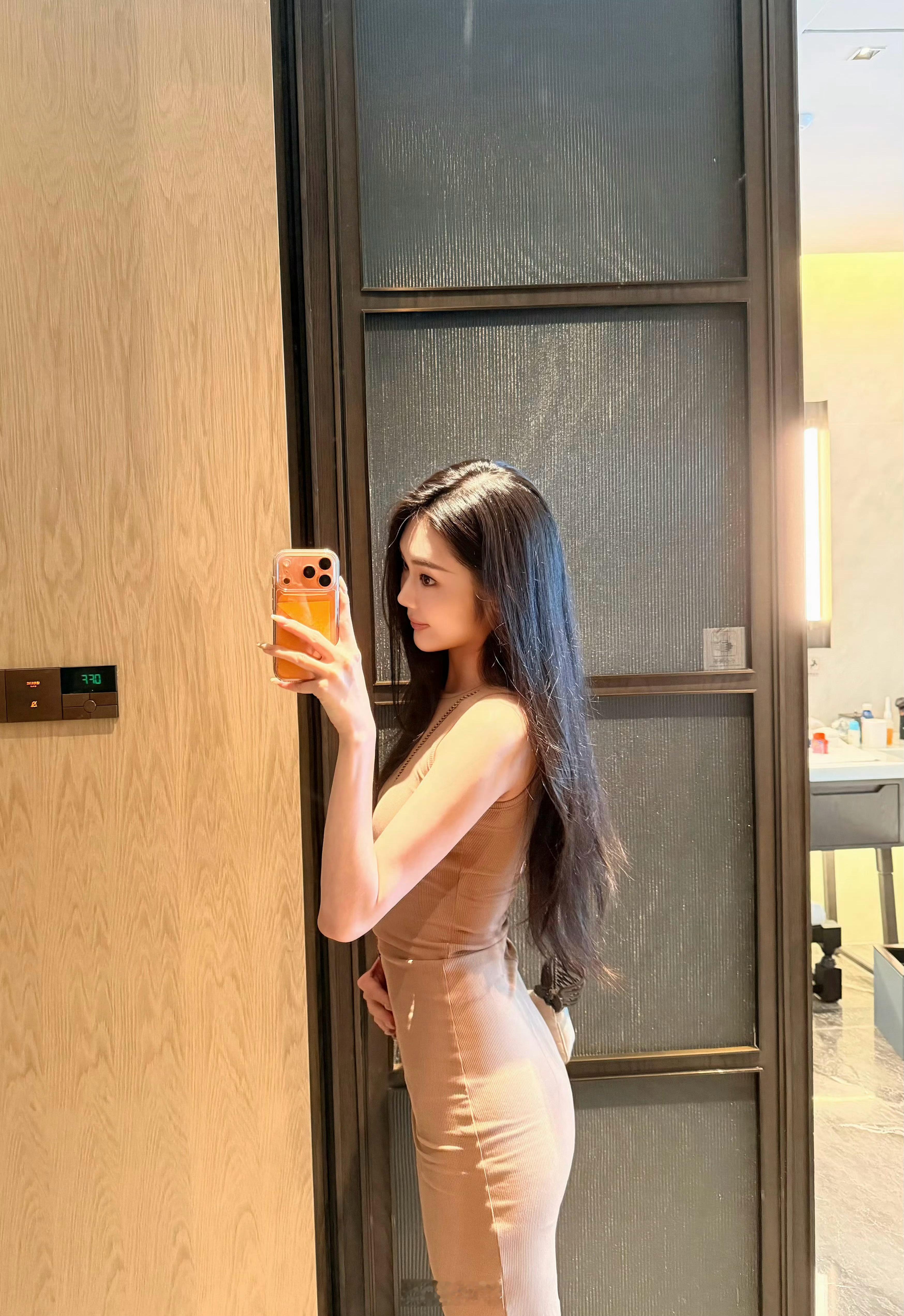 手机是刚需，该买还是得买，手上的爱马仕橙iPhone 17 Pro是不是突然又不