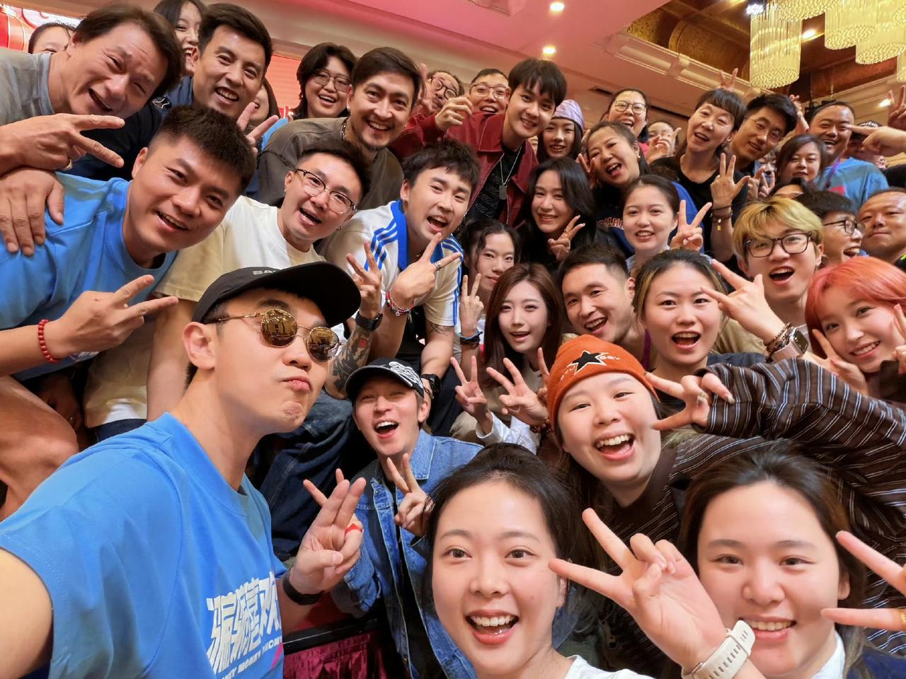 这345人都是大鹏的员工吗？
如果都是他的员工那他这公司规模挺大的啊！
经营管理