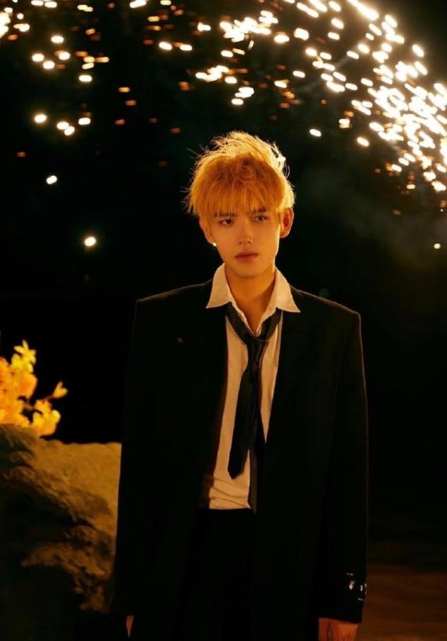 陈飞宇有望进组《偏偏宠爱》！
陈飞宇回复粉丝评论，透露打耳洞是为了新角色，过几天