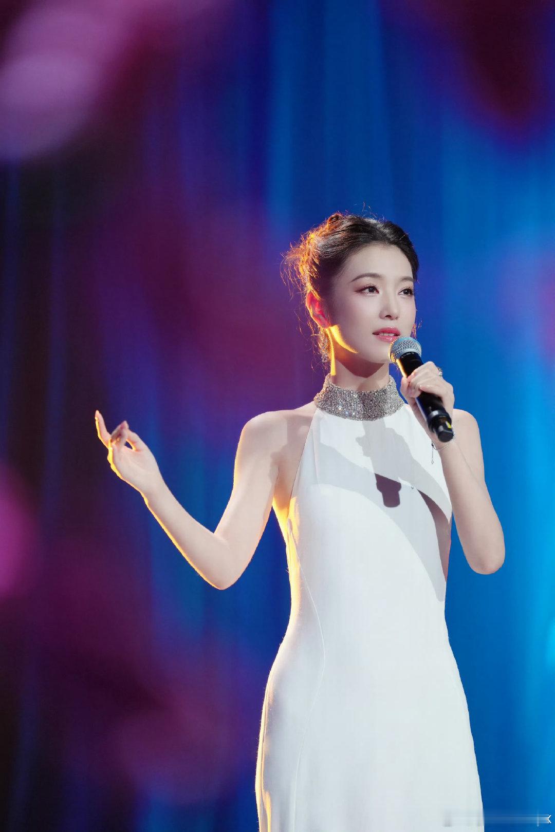 一听就春意盎然的歌 耳机里的春日暖歌 天气转暖，连街道都明快了几分。歌单里总藏着